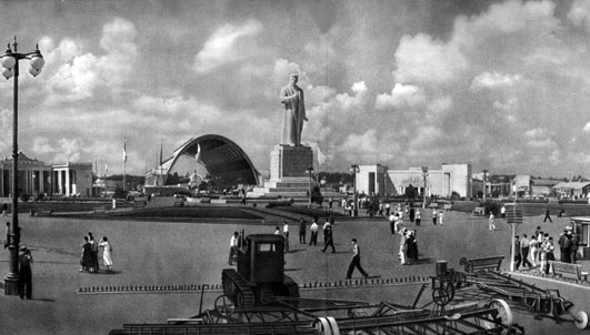 La statue de Staline a par la suite été critiquée pour exposer un Staline plus schématique que réellement humain