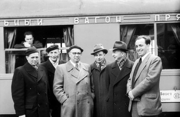 Le départ pour Moscou : Kurt Walter Leucht, Edmund Collein, Lothar Bolz, Waldemar Alder, Walter Piesternick, Kurt Liebknecht