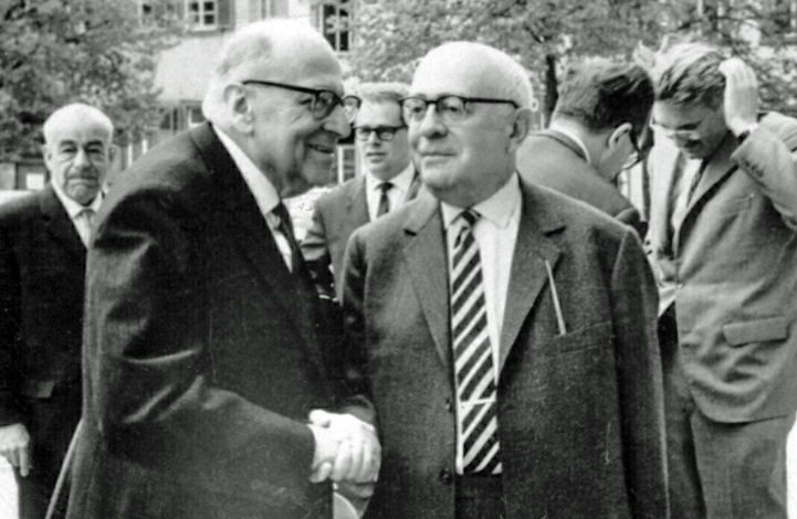 Max Horkheimer et Theodor Adorno, avec tout à droite Jürgen Habermas (Jeremy J. Shapiro, wikipédia)