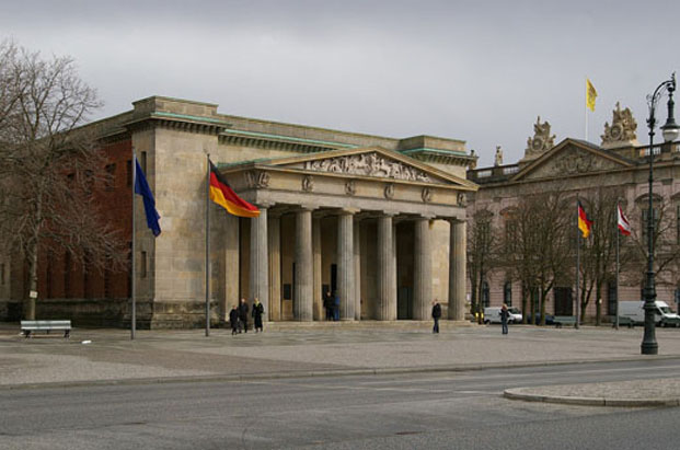 Le poste de garde « Neue Wache » à Berlin de Karl Friedrich Schinkel (wikipédia)