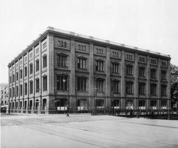 L’Académie du bâtiment à Berlin en 1888 de Karl Friedrich Schinkel ; détruite pendant la guerre, elle fut reconstruite à l’identique par la République Démocratique Allemande mais stoppée à 90% des travaux par le révisionnisme en 1954 et détruite