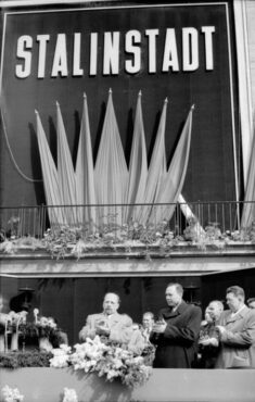 Le dirigeant du Parti Socialiste de l’Unité Walter Ulbricht, le responsable de la délégation soviétique Vassili Iefanov, l’ambassadeur soviétique Ivan Ilyitchev à l’inauguration de Stalinstadt