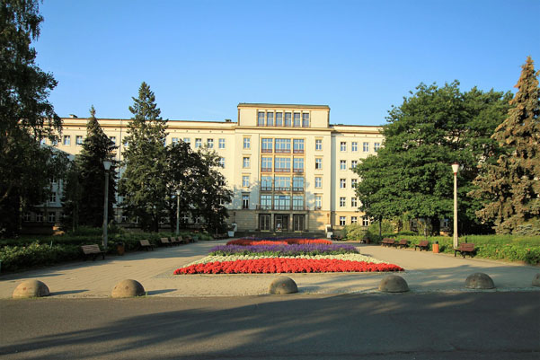 L’hôpital de Stalinstadt (wikipédia)