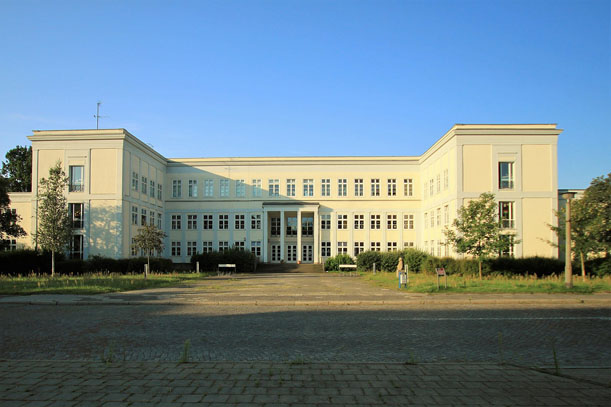 Une école à Stalinstadt (wikipédia)