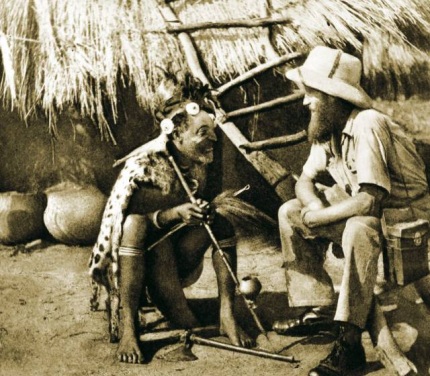 Un chamane pygmée avec Kazimierz Nowak, qui parcourut toute l’Afrique au début du 20e siècle