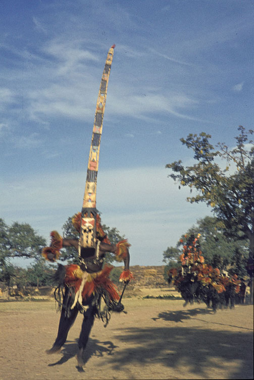 Cérémonie funéraire dogon au Mali en 1974, avec la société secrète des masques formant la caste chamanique d’hommes circoncis