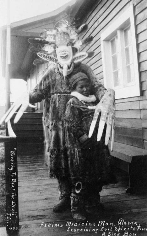 Chamane Yup’ik en Alaska pratiquant l’exorcisme d’un enfant, fin du 19e siècle