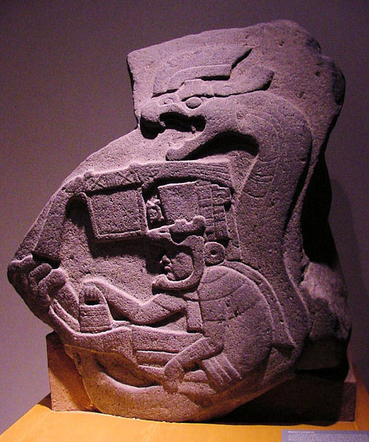 Plus ancienne représentation connue du serpent à plumes, civilisation olmèque, 1200-400 avant notre ère (wikipedia)
