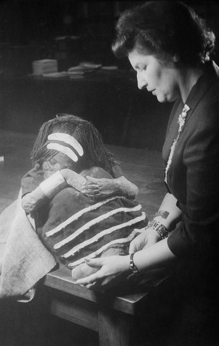 Momie d’un enfant drogué et sacrifié par les Incas lors d’un rite traditionnel, avec avec Grete Mostny, directrice du Musée national d’histoire naturelle de Santiago au Chili en 1954 (wikipedia)