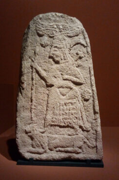 Stèle représentant la déesse Shaushga, ou la déesse Ishtar, 10-9e siècle avant notre ère