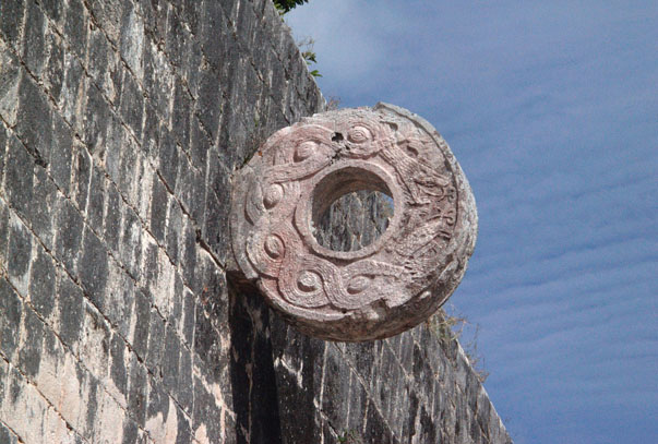 Anneau sur le terrain de jeu à Chichén Itzá (wikipedia)