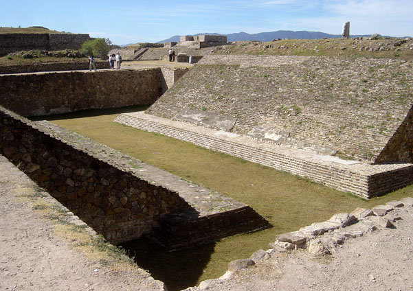 Terrain de jeu de balle à Monte Albán (wikipedia), dont la civilisation s’étale du 5e au 1er siècle avant notre ère