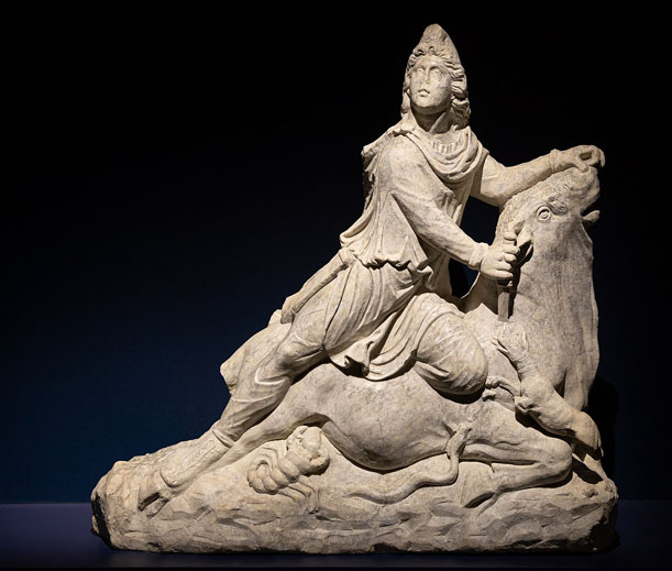 Le mithraisme se développa au sein de l’empire romain à partir du premier siècle ; ici le dieu Mithra tuant le taureau, fin du 2e siècle