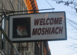« Bienvenue Messie »: jusqu’à sa mort en 1992 et même après, Menachem Mendel Schneerson a été mis en avant de manière crypto-messianique par le mouvement hassidique dit des Loubavitch