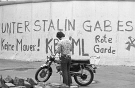 Slogan du KPD/ML sur le mur de Berlin dans le quartier Kreuzberg en 1977 : "Sous Staline, il n'y avait pas de mur"