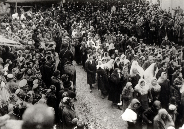 Tachkent, Ouzbekistan soviétique, le 8 mars 1926 : les femmes qui ont mis bas le tchador célèbrent la Journée de la femme sous la protection de l'Armée Rouge - elles défilent malgré les menaces des islamistes