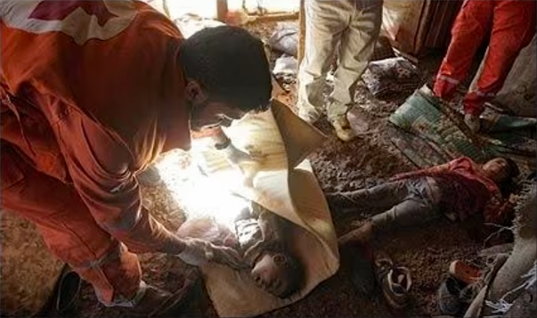 Les secouristes libanais enlevant  des cadavres d’enfants bédouins abattus par le commando israélien près de l’hôpital Dal al-Hikm,à Jamaliyeh
