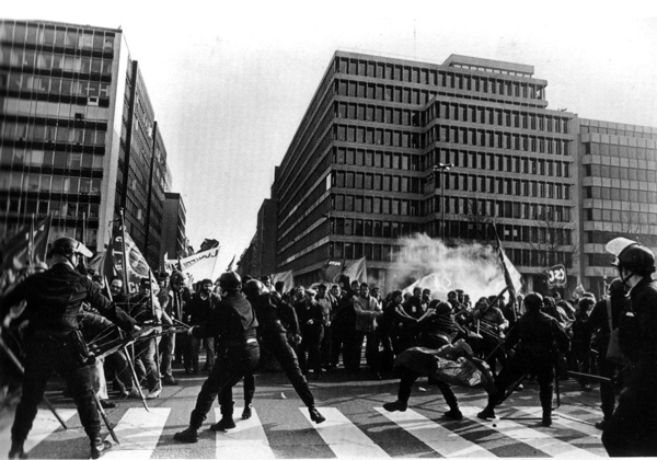 Mars 1982 : les sidérurgistes wallons infligent une sévère correction à la gendarmerie lors de leur marche sur Bruxelles