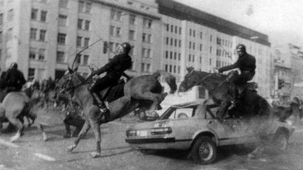 Mars 1982 : Une charge de cavalerie débouche sur une barricade de voitures édifiée à la hâte et tourne à la débâcle