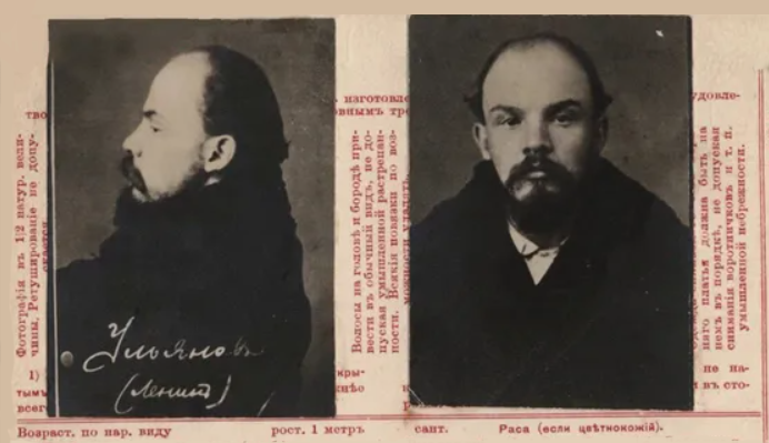 Fiche anthropométrique de Vladimir Ilitch Oulianov établie par la police secrète tsariste en 1895. Lénine fut emprisonné pour sédition à la prison de Saint-Pétersbourg de décembre 1895 à janvier 1897, puis fut déporté durant trois ans à Chouchenskoïé, en Sibérie.