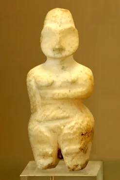 Figurine féminine en albâtre du site de Tell es-Sawwan, Mésopotamie, 6200-5700 avant notre ère