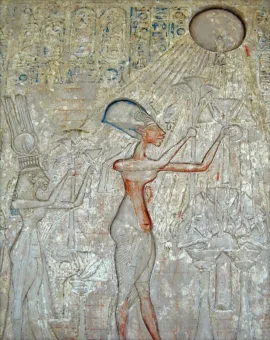 Akhenaton et sa famille accomplissant une offrande pour le Globe Aton (dalle trouvée dans la tombe royale), entre -1372 et -1355