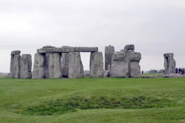 Stonehenge, en Angleterre, avec 165 monolithes, entre 3000 et 1100 avant notre ère
