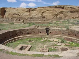 Habitations souterraines de la civilisation amérindienne du Chaco canyon