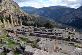 Les ruines du temple d’Apollon à Delphes (wikipedia)