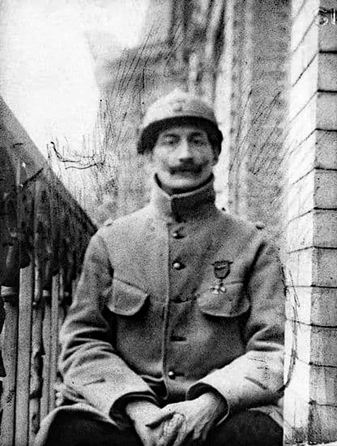 Henri Barbusse photographié pendant la Première Guerre mondiale (Cliquez sur l'image afin de télécharger le PDF)