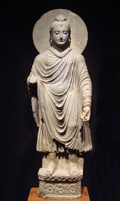 Le Bouddha, dans le style gréco-bouddhiste typique de la région du Gandhara, actuellement au Pakistan, 1er ou 2e siècle de notre ère