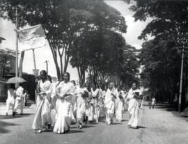 Manifestation d’étudiantes à Dhaka, le 21 février 1953, bravant l’interdiction et exigeant l’emploi de la langue bengalie