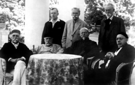 Vladimir Vernadsky, debout à droite, en 1934 avec d’autres savants dans un sanatorium de la région de Moscou