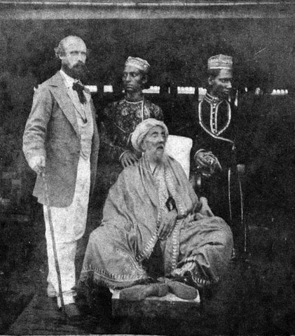 L’empereur déchu Bahadûr II (au centre, assis) entouré de ses fils Mirza Jawan Bakht et Mirza Shah Abbas, vers 1858