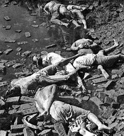 Le massacre systématique des intellectuels bengalis (médecins, journalistes, professeurs, etc.) se produisit dès le début. Photo de Rashid Talukder, Ittefaq, 1971