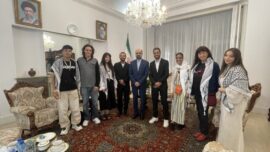  La délégation reçue par l'ambassadeur de la République Islamique d'Iran sous les portraits des ayatollahs Ali Khamenei et de Rouhollah Khomeini