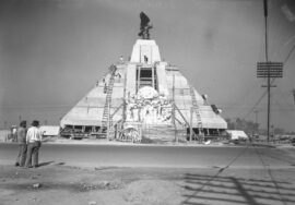 Le Monumento a la Raza en construction à Mexico à la fin des années 1930